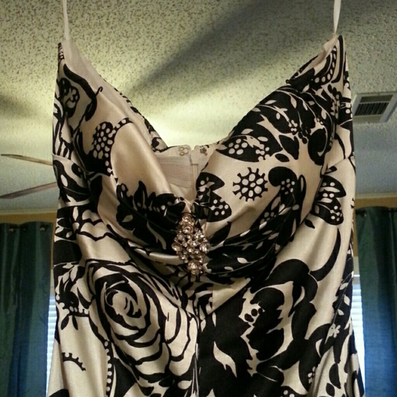 Blk and white Dillards Gown with shawl - Picture 2 of 4