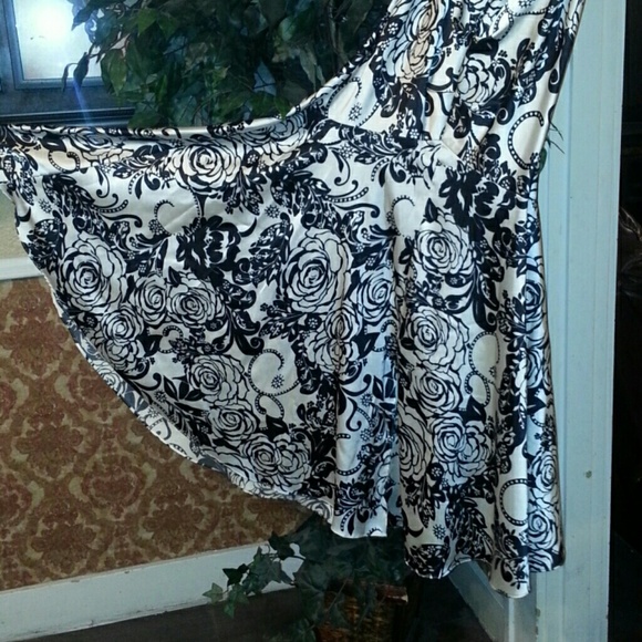 Blk and white Dillards Gown with shawl - Picture 3 of 4