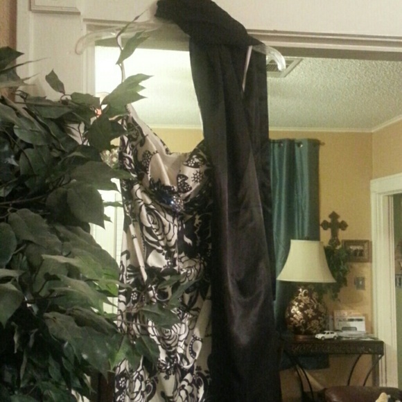 Blk and white Dillards Gown with shawl - Picture 4 of 4
