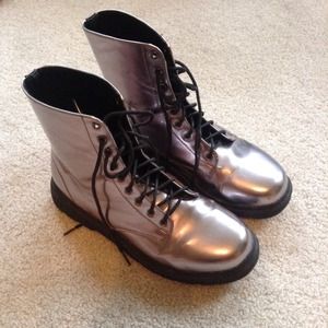 🎉STYLE STEAL🎉 METALLIC COMBAT BOOTS