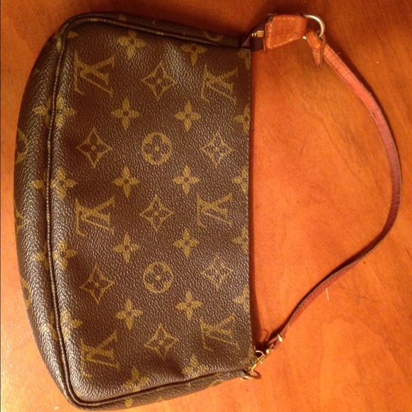 Authentic Louis Vuitton pochette.