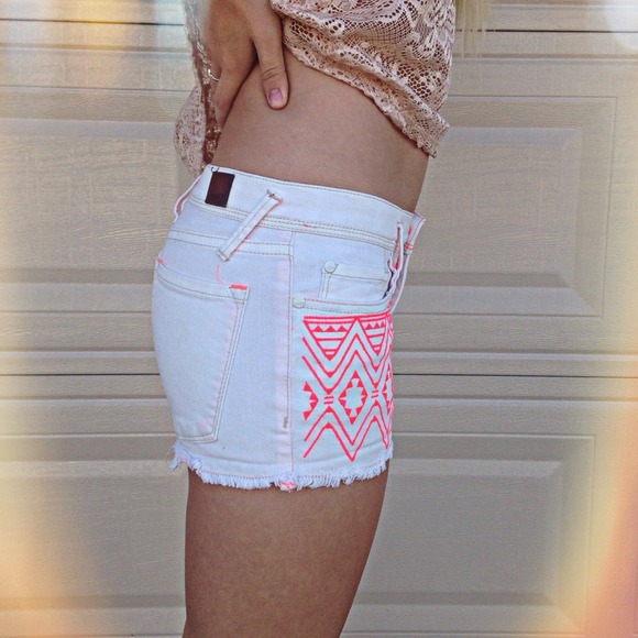 ❗️🚫SOLD❗️Roxy Aztec Shorts - Picture 2 of 3