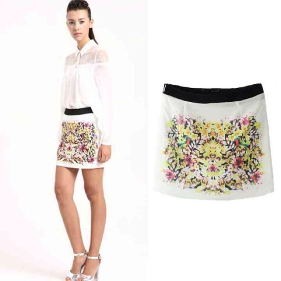 NWOT MINI SKIRT. Sz 4