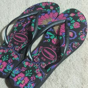 Cute, Floral flip flops!