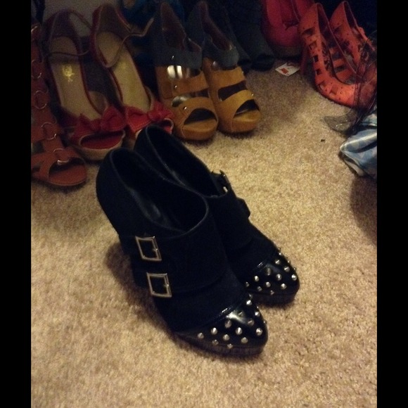 Too cute black heels