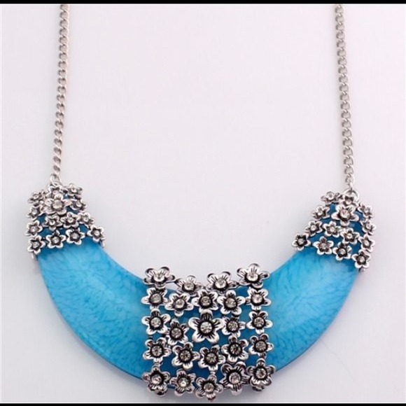 Jewelry - Fashion silver crystal gem statement necklace
