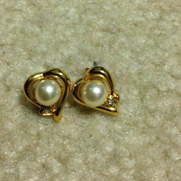Gold heart and pearl studs - Picture 1 of 1