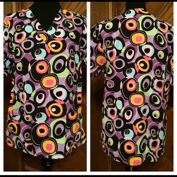 💙💜Abstract scrub top💚💛