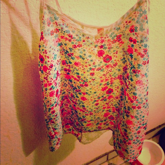 Floral S wavy tang top. 🌺🌼