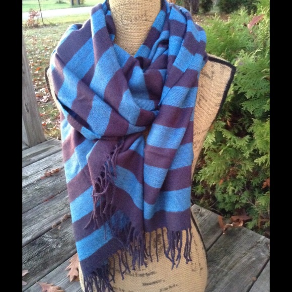 Gap stripped scarf