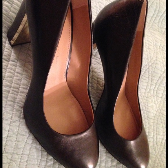 Black leather pumps. Banana Republic