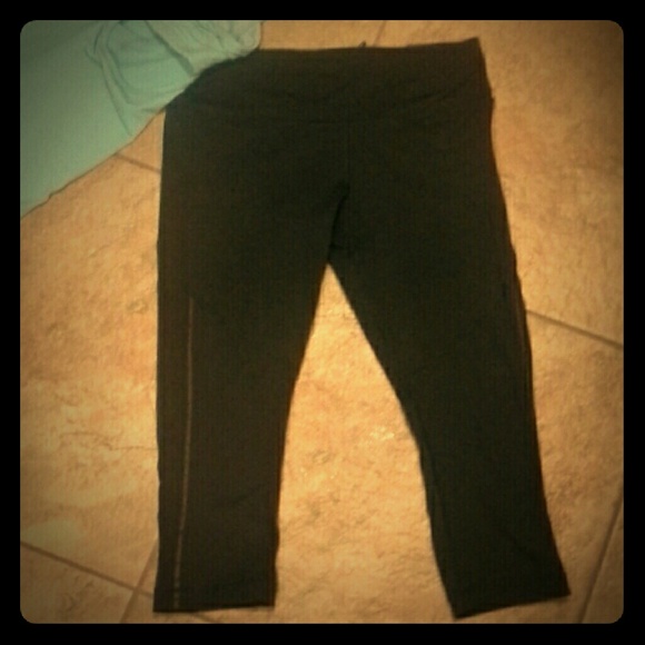Size 8 lululemon pace crops!