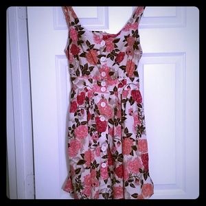 Adorable floral dress with cut out back!