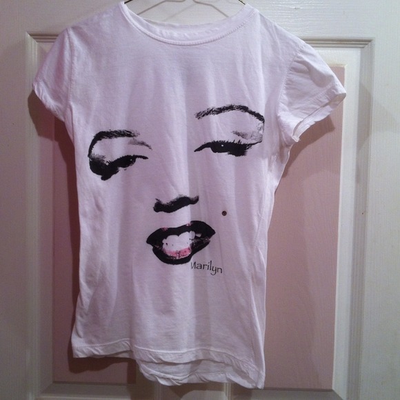 FREE WITH BUNDLE-White Marilyn Monroe Tee Shirt 💋 - Picture 3 of 4