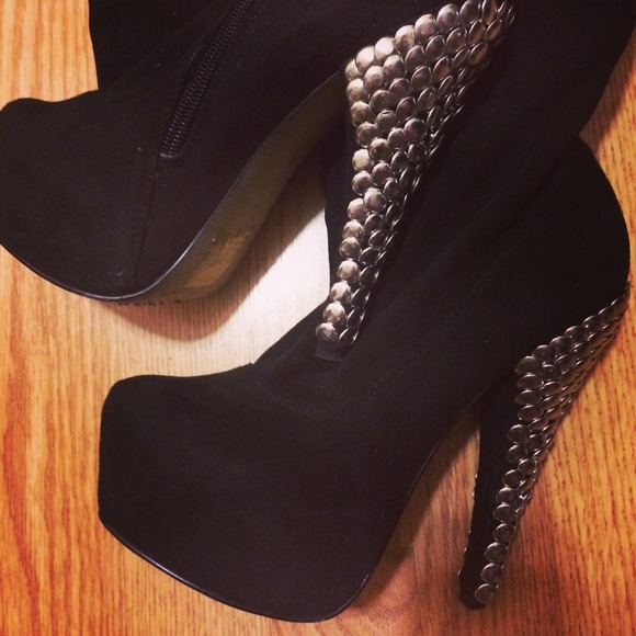 Thigh-high boots suede