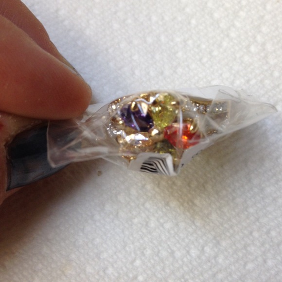 pretty Gld plate flower ring w/Austrian crystal - Picture 4 of 4