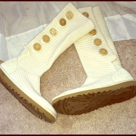 Ugg Cardy Boots in Ivory Size 8 *ON HOLD* 🚫🚫