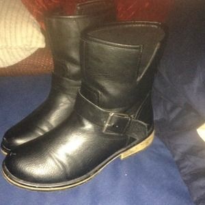 Cute black moto boots!