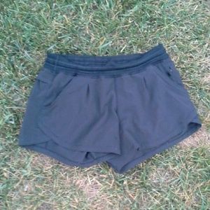 Size 8 lululemon "free reign" liner free shorts!