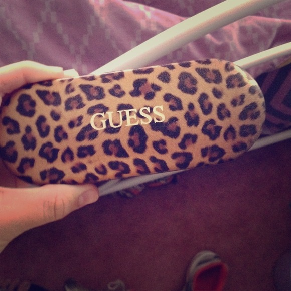 Guess sunglasses case - Picture 1 of 1