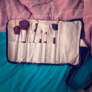 A few makeup brushes PLUS the travel case  :)