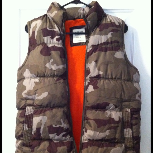 Old Navy camo puffy vest. Boys