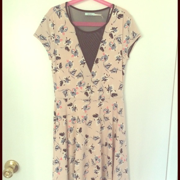 SOLD! 💛 Mesh v-neck Floral Dress 💛