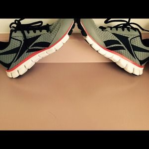 Mens size 8 reebok SmoothFlex.