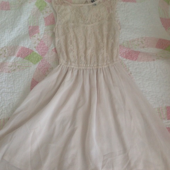 Laced beige dress - Picture 2 of 2