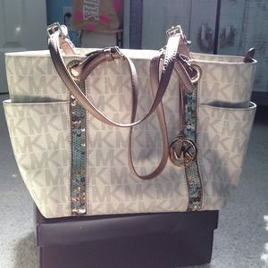 Authentic Michael kors sequence purse🌺💗