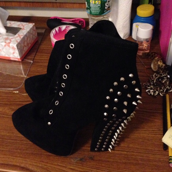 Studed Jeffrey campell look alike