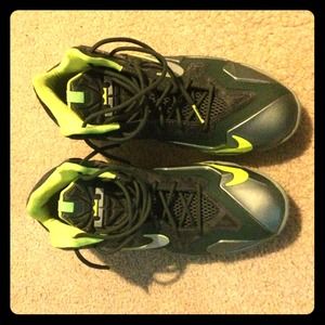Nike LeBron 11 Dunkman size 7y US.