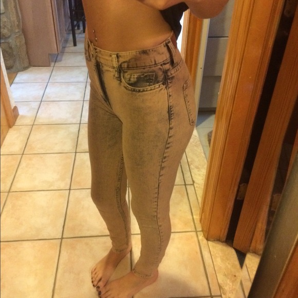 BDG acid wash high waisted jeans🔥