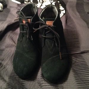 TOMS desert wedge suede leather wedges