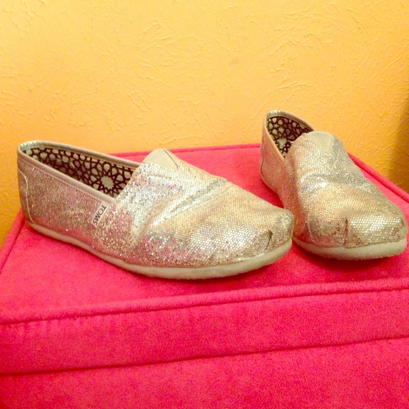 Adorable sparkly silver women's toms!