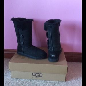 Black triple button uggs!