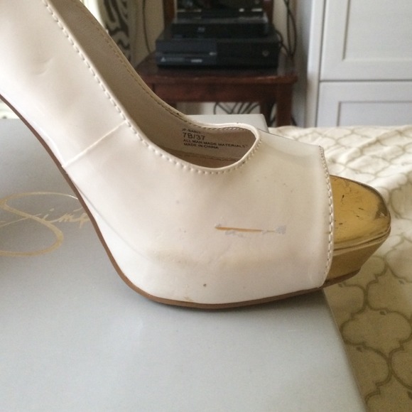 Size 7 white gold open toed heel strap heels. - Picture 2 of 4