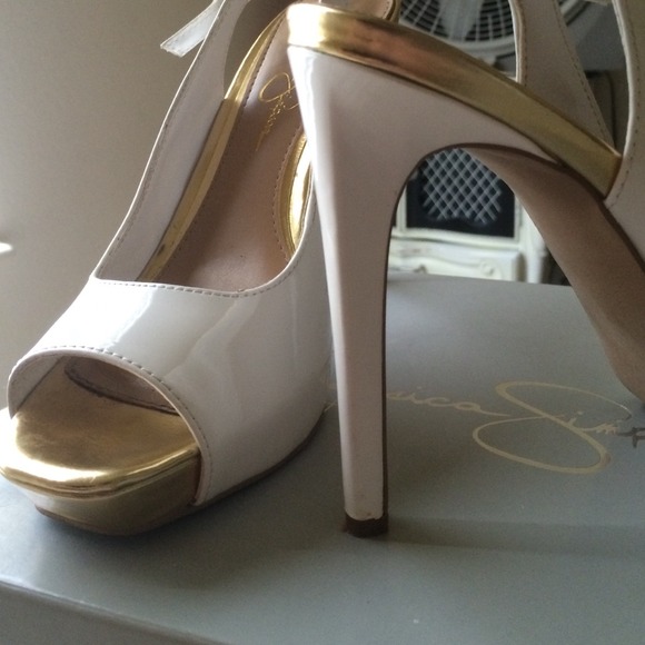 Size 7 white gold open toed heel strap heels. - Picture 3 of 4