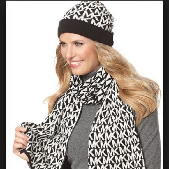 Michael Kors Scarf & Hat Set in Grey/Black