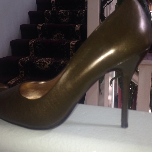 Super cute army green shimmer pumps
