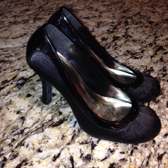 Charlotte Russe Satin and Patent Leather Heals Sz7 - Picture 1 of 3