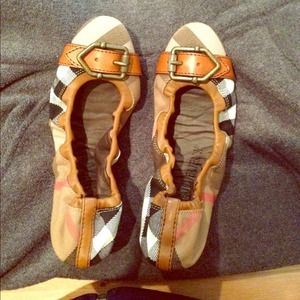 Burberry flat shoes