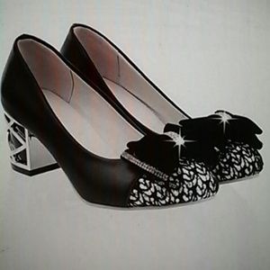 Brand new pumps with splice and bow design