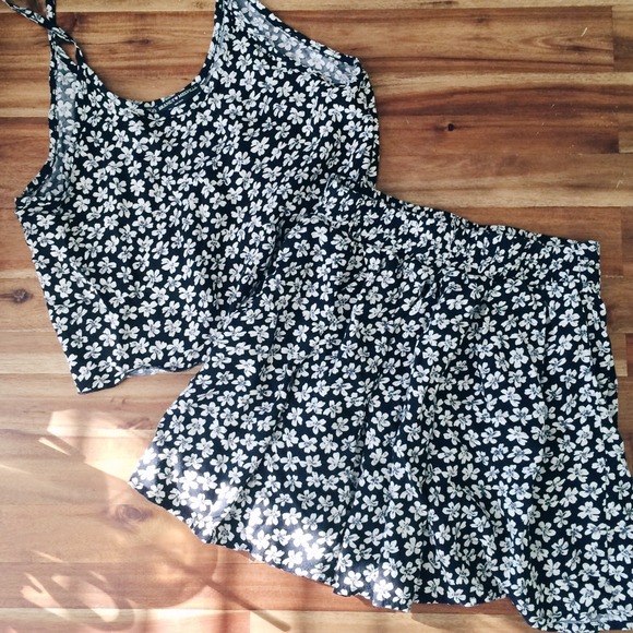 🚫SOLD/BUNDLED🚫 Brandy Melville Floral Set