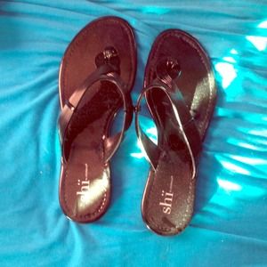 Shi flip flops