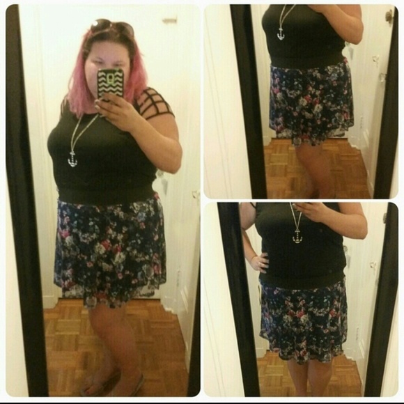 *SOLD* Floral Lace Skater Skirt - Picture 4 of 4