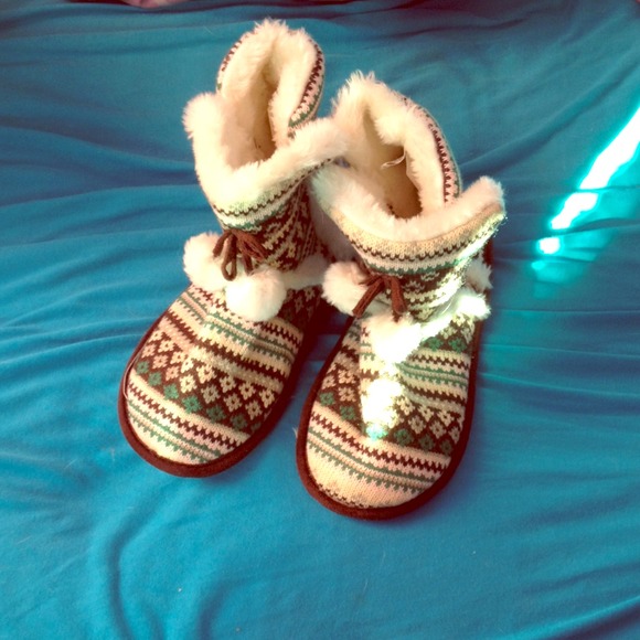 Size 7 fluffy boots