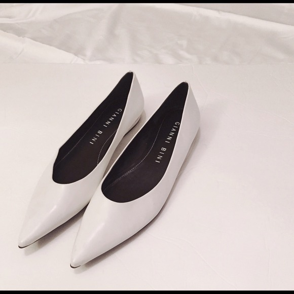 Pointed toe white flat