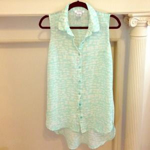Sleeveless printed blouse