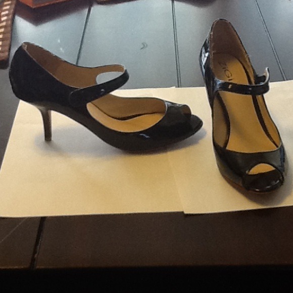 Black patent strapped pumps